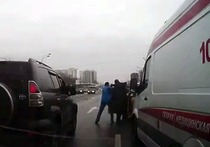 31 января на Щелковском шоссе таксист устроил потасовку с водителем кареты скорой помощи, которая ехала с включенными сигналами