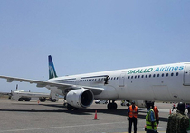 Чудом удалось выжить пассажирам самолета сомалийской авиакомпании Daallo Airlines после того, как часть его фюзеляжа была разрушена