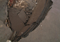 На северо-востоке Москвы днем в среду две иномарки провалились под землю в результате обвала грунта