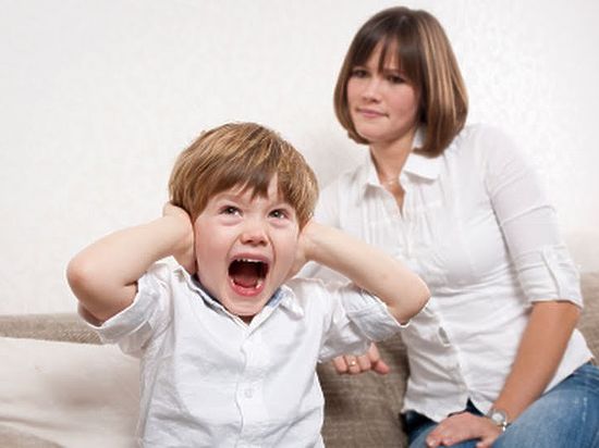 Что делать, если малыш капризничает и кричит в магазине, автобусе, кафе?