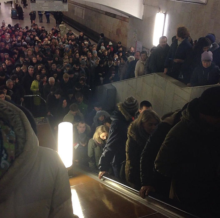Пассажиры московского метро попали в ловушку на станции "Тульская" 