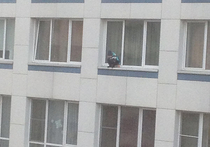 Маленький москвич выпал во вторник из окна седьмого этажа дома, что расположен на проезде Кочновского, и лишь чудом остался жив