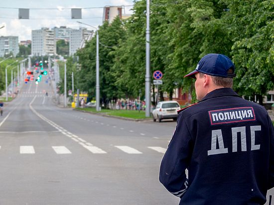В Новокузнецке сотрудники ДПС помогли женщине, попавшей в ДТП, добраться в роддом 