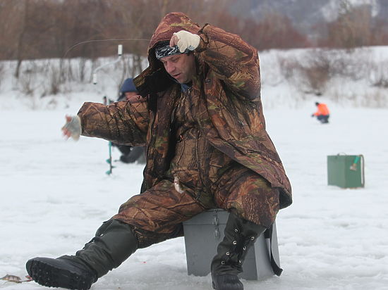 Корреспондент «МК в Нижнем Новгороде» вместе со специалистами ГИМС проверил, насколько безопасна зимняя рыбалка в теплый февраль 