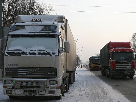Проехать грузовики не могут и через Польшу 
