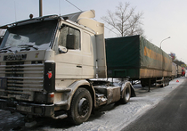 В воскресенье украинские активисты незаконно приостановили движение российских перевозчиков через границу на Западе страны - встали сотни машин