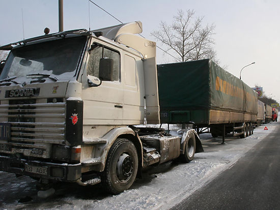 На Украине сотни российских большегрузов не пускают через границу