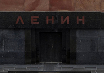 Пенсионер, пришедший на Красную площадь в Москве, бросил в Мавзолей Ленина бутылку с зеленой краской, сообщил «Интерфаксу» источник в правоохранительных органах