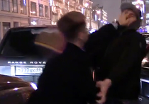 Активисты "Стопхама" разместили в Интернете ролик, в котором запечатлено, как возмущенный наклейкой на стекле своей машины "Мне плевать на всех" гимнаст Алексей Немов полез в драку с активистами