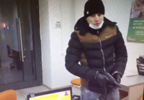 Грабитель в Москве обчистил пункт по выдаче кредитов, забыв надеть маску на лицо