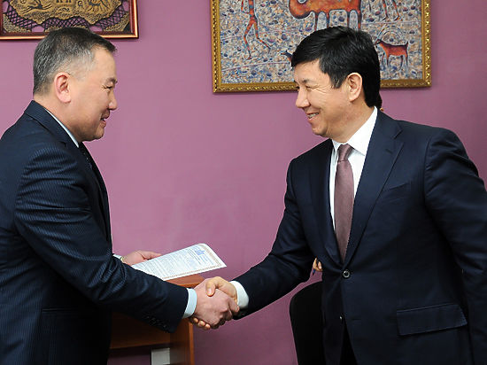 Премьер-министр Темир Сариев первым застраховал свое жилье в Государственной страховой компании