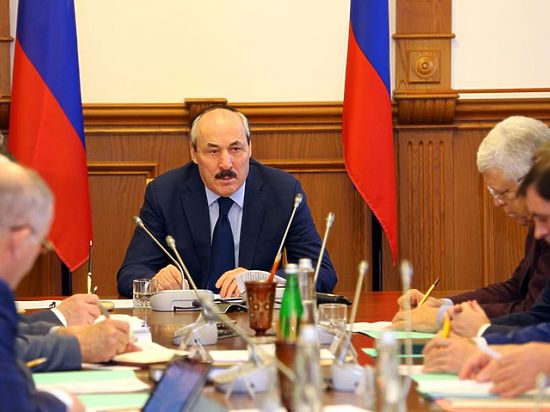 Глава Дагестана, 17 февраля, встретился с депутатами НС РД, с которыми обсудил задачи по подготовке к Единому дню голосования в 2016 году