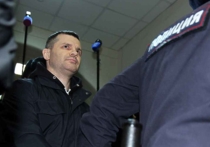 Мера пресечения в виде домашнего ареста до 18 апреля была вынесена главе аэропорта "Домодедово" Дмитрию Каменщику 19 февраля Басманным районным судом