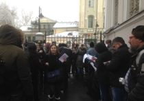 Полицейские вывели журналистов из офиса ПАРНАС из-за сообщений о заложенной бомбе