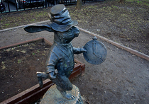 Жертвой злодеев стал бронзовый памятник кролику из сказки Льюиса Кэрролла «Алиса в стране чудес», установленный во дворе дома на востоке Москвы