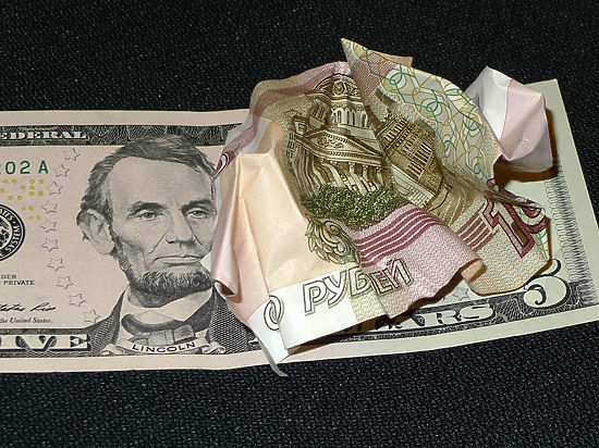 Доллар укрепляется на торгах в среду