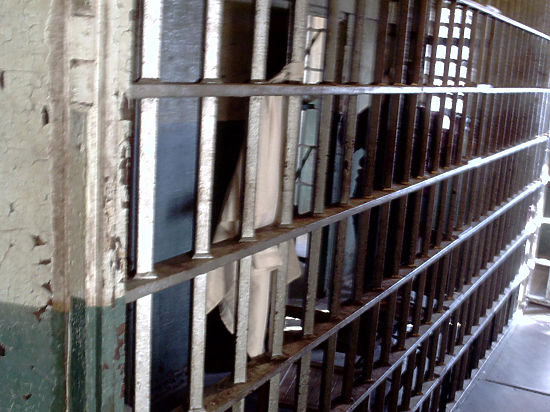 Президент США заявил о закрытии известной тюрьмы на Кубе