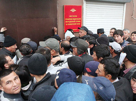 Граждане Таджикистана атаковали отделение УФМС в Екатеринбурге
