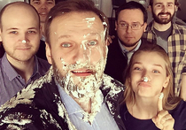 Глава Фонда борьбы с коррупцией Алексей Навальный сообщил в своем инстаграме, что на него прямо у дверей фонда было совершено нападение, аналогичное происшествию с Михаилом Касьяновым: хулиганы бросили в борца с коррупцией два торта