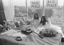 В марте исполнится 47 лет с того дня, как одетые в пижамы Джон Леннон и Йоко Оно, лежа в постели, представили публике новую песню, в которой повторялись слова «Give peace a chance» — «Дайте миру шанс»