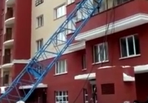 На прошлой неделе башенный кран на одной из екатеринбургских строек рухнул на жилой дом, тогда погиб один человек