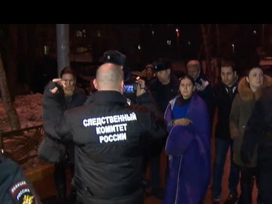 Гюльчехра Бобокулова шла в окружении полицейских спокойно, будто гуляла