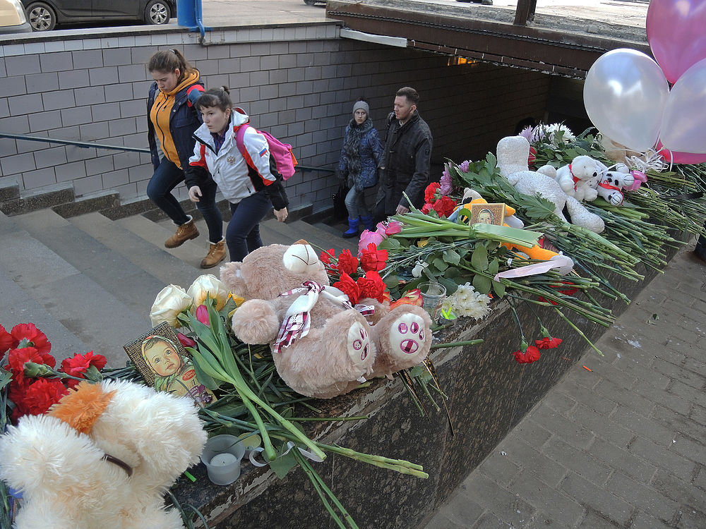 Костя кузьмин жертва иртышова похоронен. Похороны девочки убитой няней в Москве. Порохоны детей и нянечки сегодня.