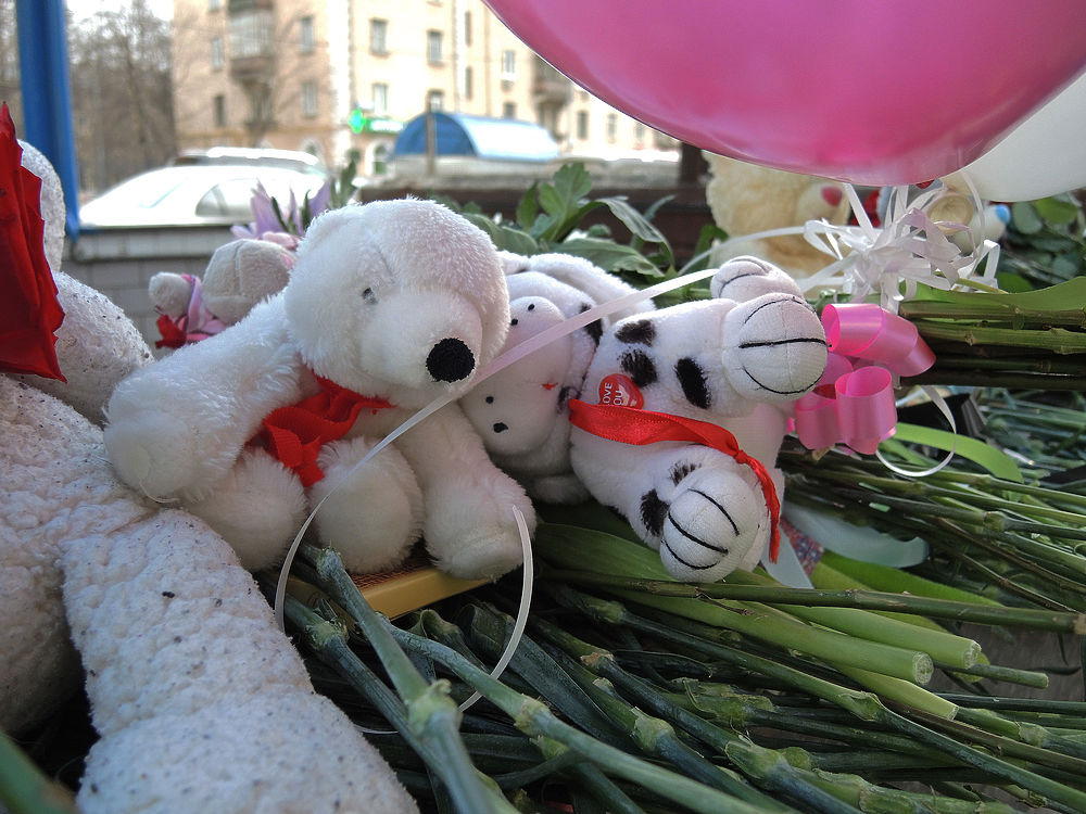Москвичи создали мемориал возле "Октябрьского поля" в память об убитой девочке