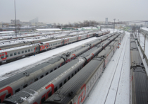 Следить за сходом поездов с рельсов в России вскоре будут по-новому: на железнодорожных путях установят современные датчики, которые смогут отслеживать положение колес вагонов даже под снегом и льдом