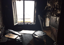 В наше распоряжение попали фотографии из сгоревшей квартиры на северо-западе Москвы, где в минувший понедельник была зверски убита четырехлетняя девочка