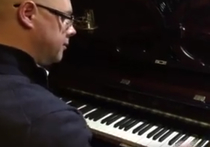 Член Совета Федерации Антон Беляков , являющийся сенатором от Владимирской области, опубликовал в Сети видео, где на пианино играет знаменитую песню группы «Ленинград» «Экспонат»