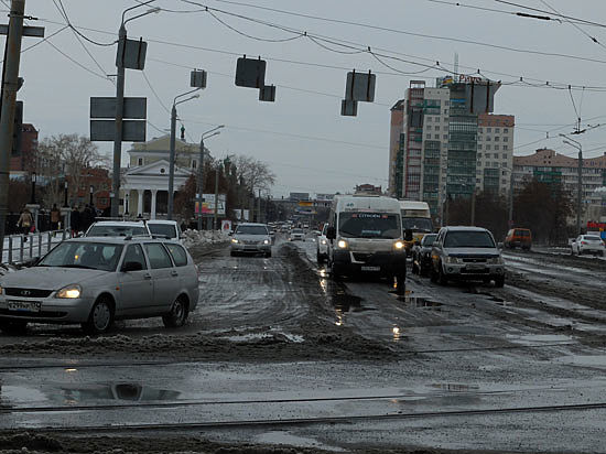 Челябинский эксперт рассказал, что делать автомобилистам при попадании в яму