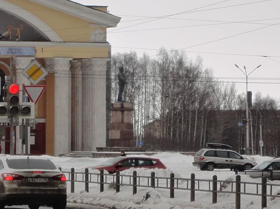 На что указывает революционер, стоящий на площади трех театров и двух музеев