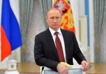 Российский президент Владимир Путин официально поздравил жительниц РФ с Международным женским днём