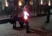 Группа неизвестных злоумышленников в ночь на четверг забросала центральный вход в киевское посольство РФ бутылками с зажигательной смесью