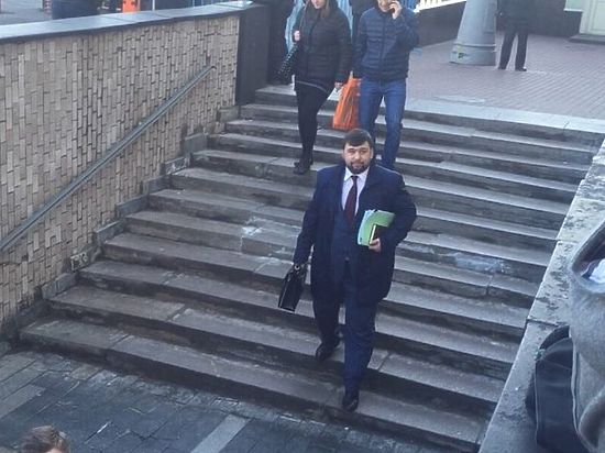 Пикетирующие администрацию президента поймали главу парламента ДНР Пушилина Пикетирующие администрацию президента поймали главу парламента ДНР Пушилина