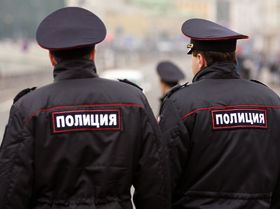 Видеокамера зафиксировала женщину, которая вынесла малышку