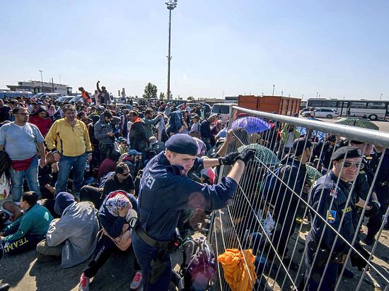 Европейские страны вынуждены закрывать границы перед тысячами беженцев, что приводит к дипломатическим конфликтам внутри Евросоюза.