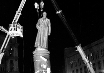 Замоскворецкая районная прокуратура Москвы начала проверку законности сноса памятника Дзержинскому на Лубянке в 1991 году