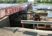 Понтонный мост через реку Ока возле города Озеры Московской области закрыли для автомобильного сообщения из-за частичного подтопления