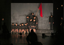На проходящем в Москве фестивале «Золотая маска» показали четырехчасовой спектакль «Молодая гвардия» театра «Мастерская» из Санкт-Петербурга