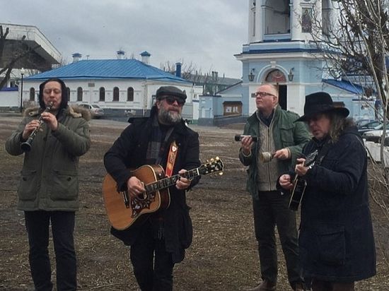 Борис Гребенщиков устроил уличный концерт у Покровского храма