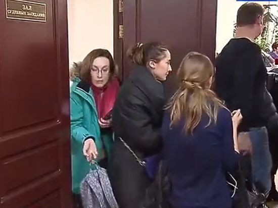 А заседание по аресту самого замминистра Пирумова перенесено на среду