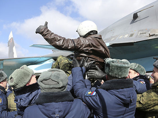 Корреспондент «МК» встретил первую авиагруппу, прилетевшую домой