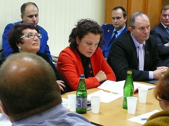 Ирина Селезнева объясняет, что муниципалитет работает хорошо