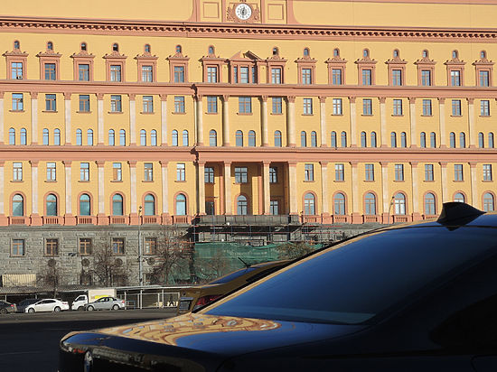 ФСБ в центре Москвы выкинула на помойку гору архивов КГБ ФСБ в центре Москвы выкинула на помойку гору архивов КГБ