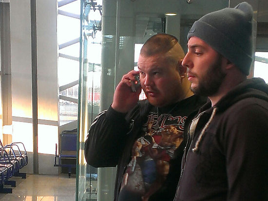 Корреспондент «МК» встречал в аэропорту вышедшего из заключения Рыжего Тарзана