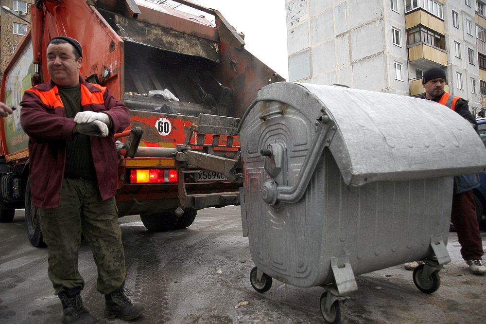 Водитель мусоровоза в москве вахта. С днем мусоровоза. Прикольные мусоровозы. С днем водителя мусоровоза. Веселый мусоровоз.