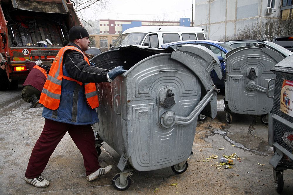 сколько платят мусоровозам