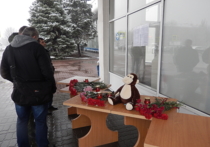 К международному терминалу Ростовского аэропорта приходят люди, которых объединяет общая боль и чувство сострадания к тем, кто в эти часы переживает страшное горе